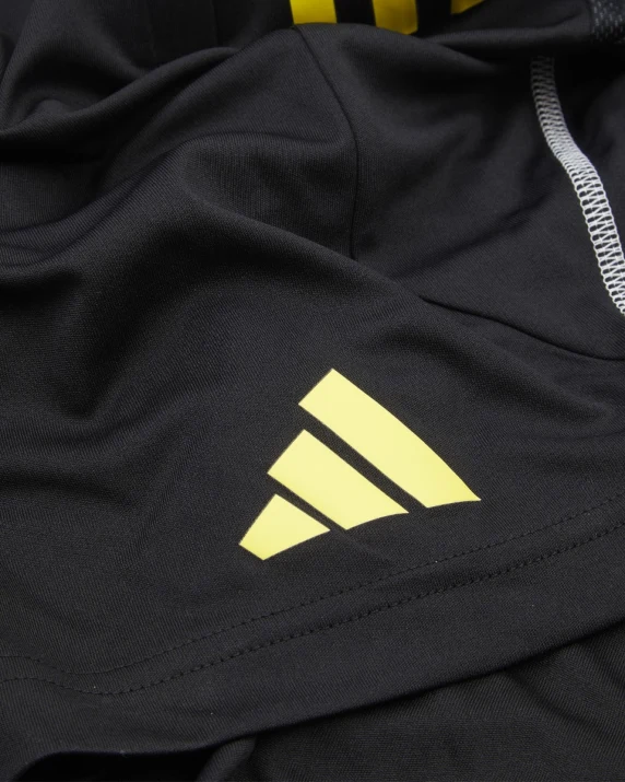 กางเกงซ้อมขาสั้นสีดำ/เหลือง ฤดูกาล 2023/24