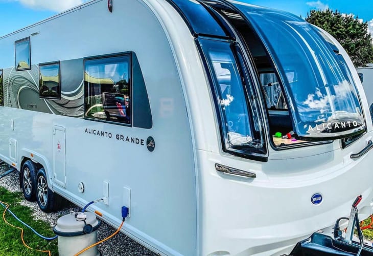 Alicanto Grande Caravan Plugged In