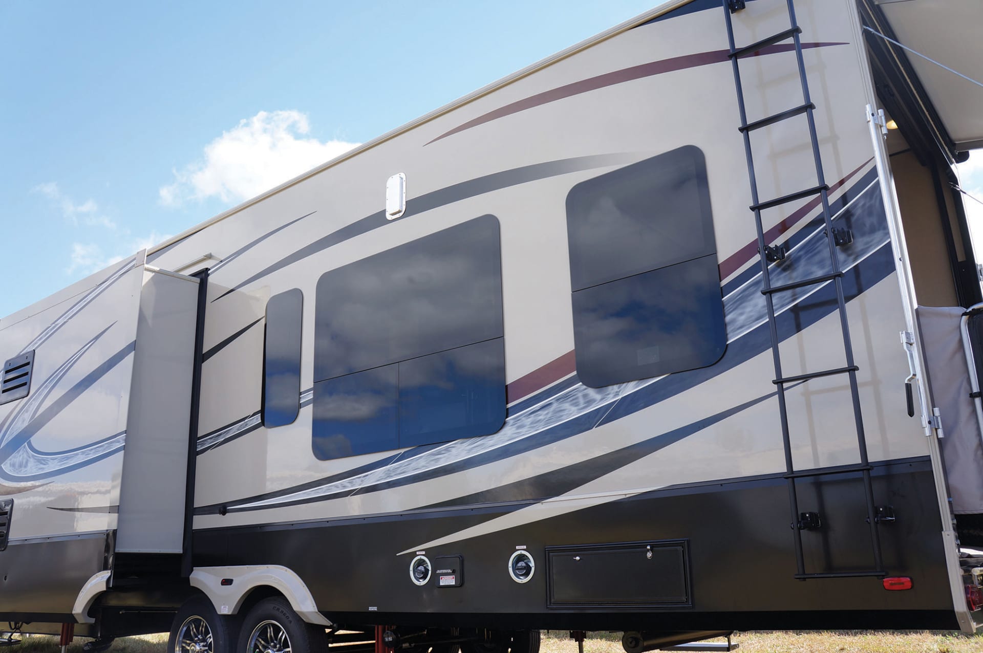 Kinro RV Trailer Emergency Exit Window – 60x22, With Screens, No Rings (#101)