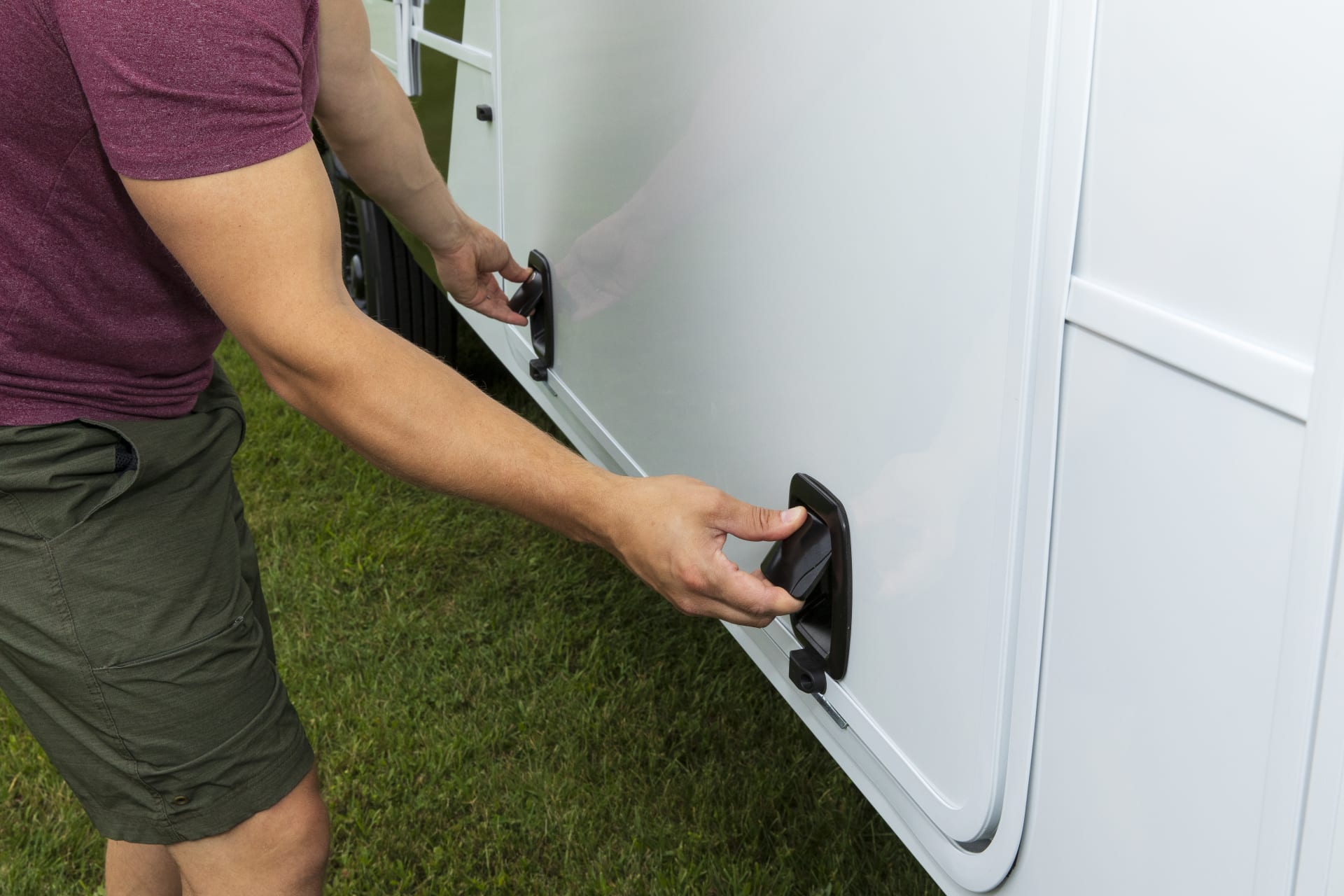 Access & Baggage Doors Trailer parts manufacturer