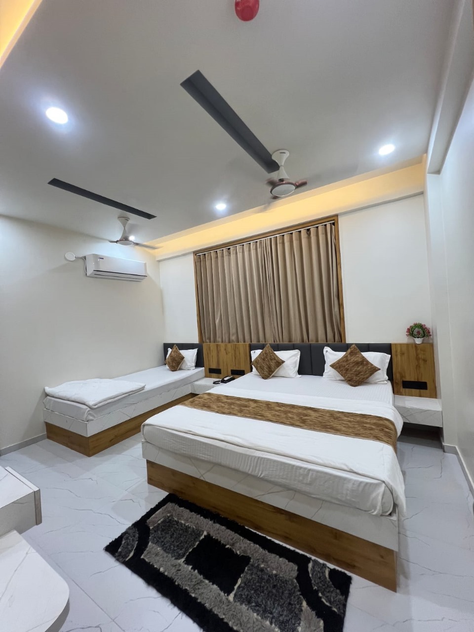 3 - BED DELUXE ROOM