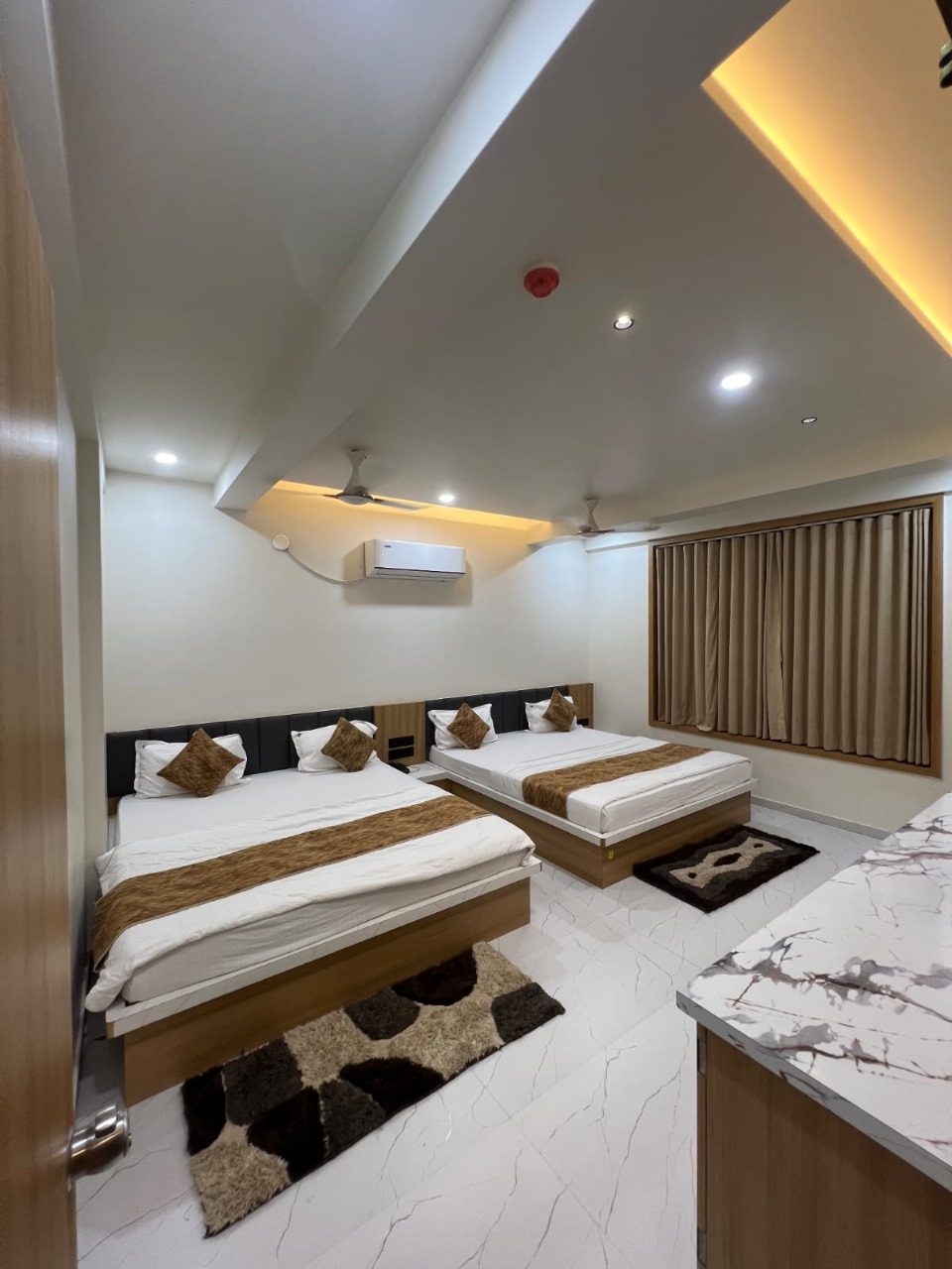QUADRUPLE-LUXURY ROOM