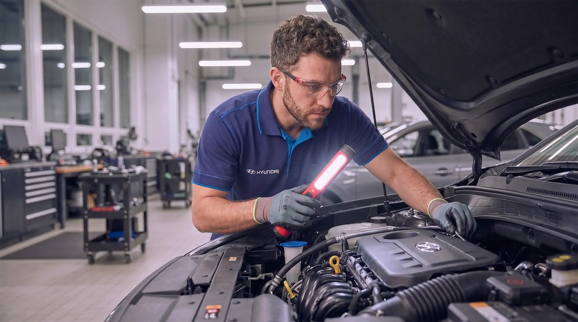 Mecánico Hyundai inspeccionando motor