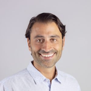 Dennis Pilarinos Speaker Headshot – Unblocked Dennis sq (1)