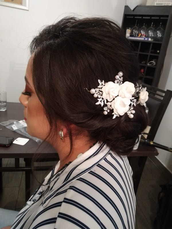 Peinado recogido para novia en boda de noche