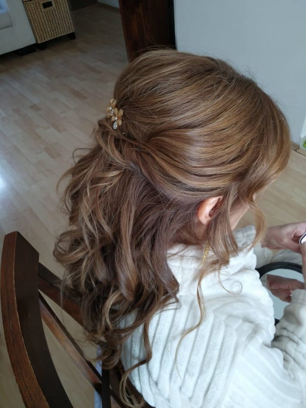 Peinado semirecogido para novia estilo romántico