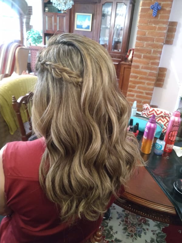 Peinado semirecogido con ondas románticas
