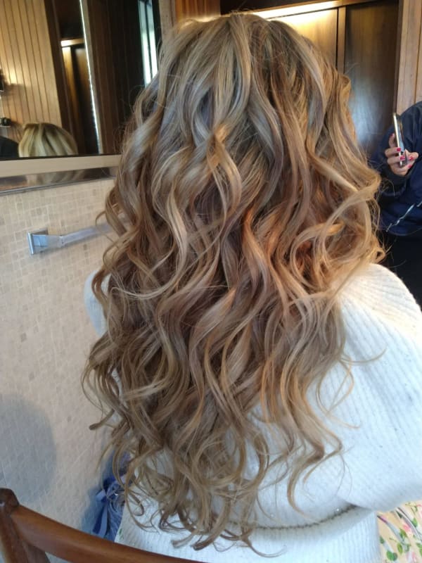 Peinado suelto con ondas realizado a domicilio