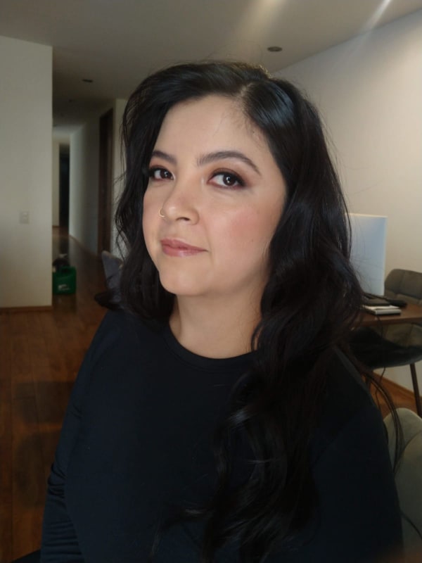 Transformación completa con maquillaje y peinado para evento social
