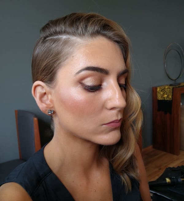 Transformación glam con maquillaje y peinado profesional