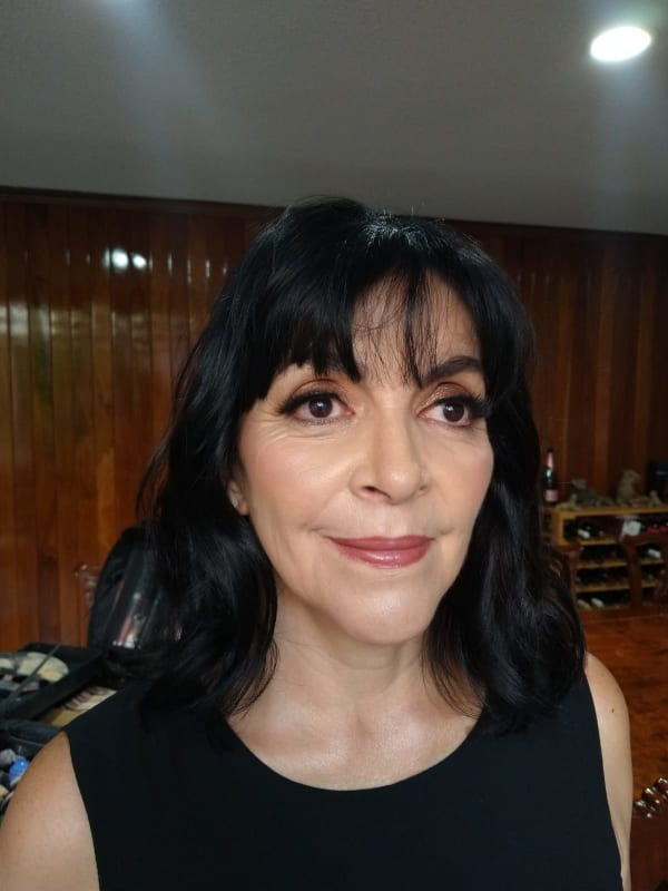 Transformación con maquillaje profesional para piel madura