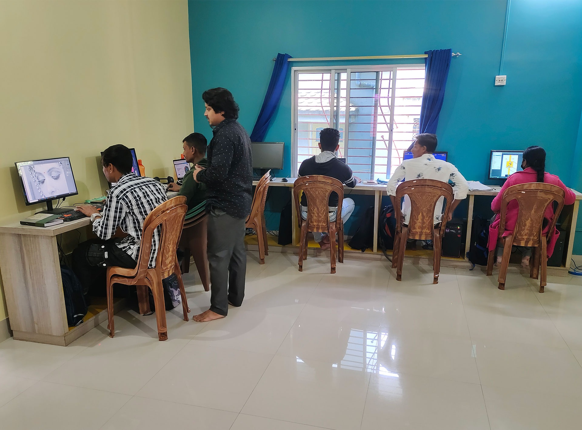 হাতে-কলমে ওয়েবসাইট তৈরির শিক্ষা প্রদান করা হচ্ছে