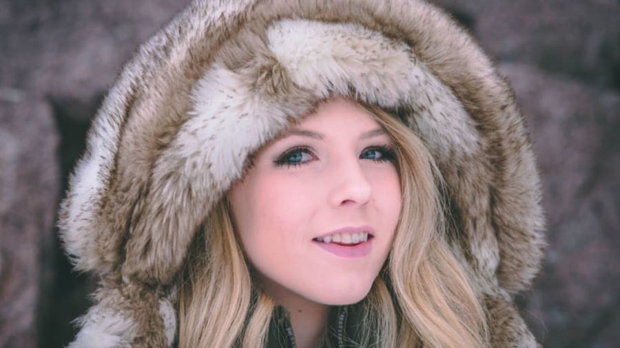 Woman with clear face and in the cold and wearing a thick coat