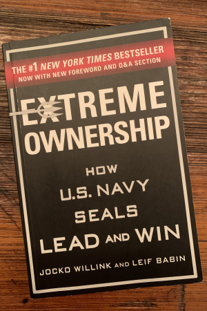 book cover of Extreme Ownership: How U.S. Navy Seals Lead and Win