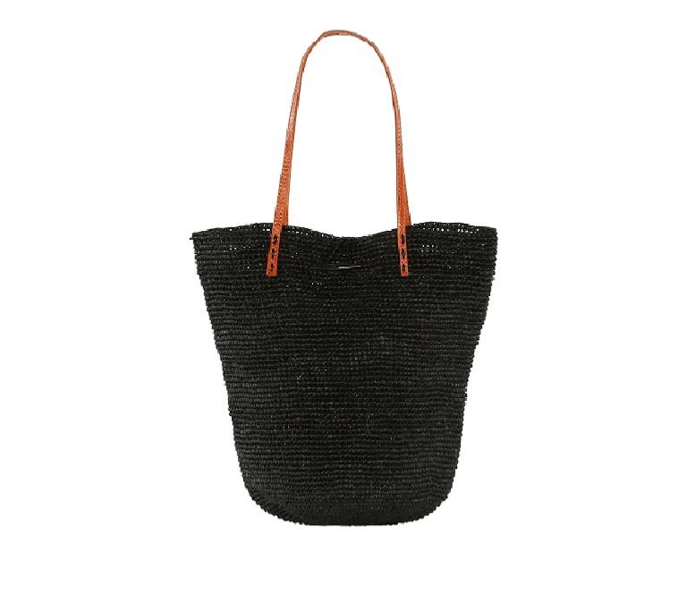 sac au crochet en raphia porté épaule couelur noir