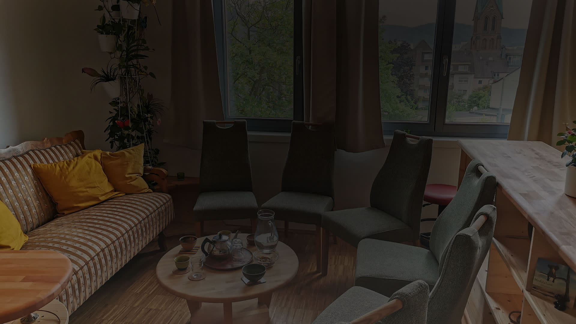 Einladender Studioraum für Gespräche in der Gruppe oder Personal-Coaching. Ein Stuhlkreis und ein gemütliches Sofa schaffen eine sichere und vertrauensvolle Atmosphäre für offene Gespräche.