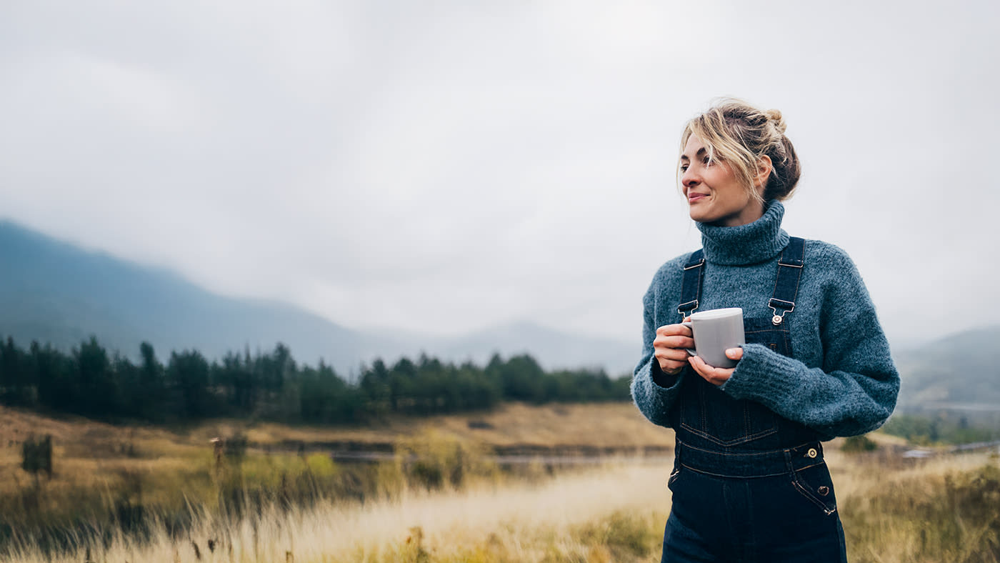 Mensch in ruhiger Bewegung in der Natur, warmes Licht