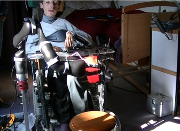 Offrir Jaco le bras robotique à Toine