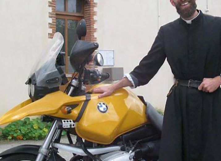 Opération nouvelle moto jaune