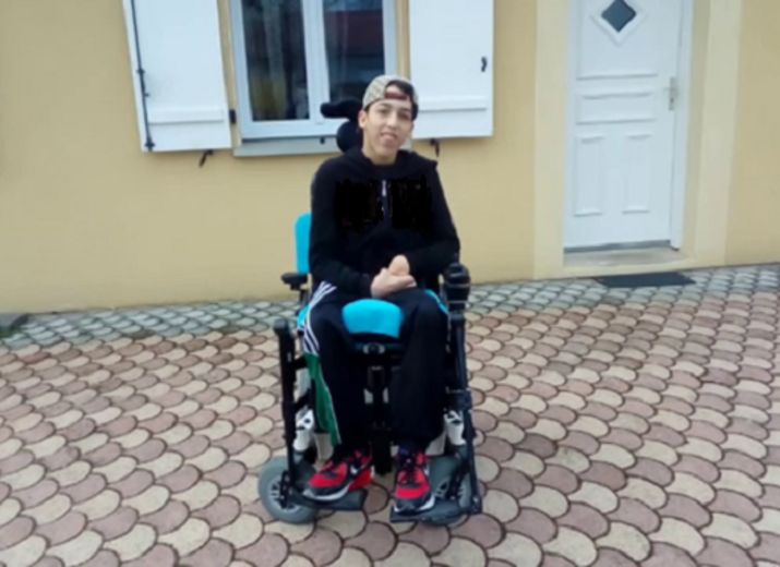 Une voiture adaptée pour Adam