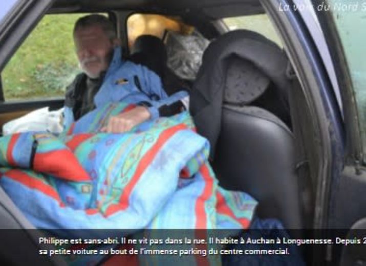 Philippe travaille, mais « habite à Auchan » depuis 2011, dans sa voiture au bout du parking