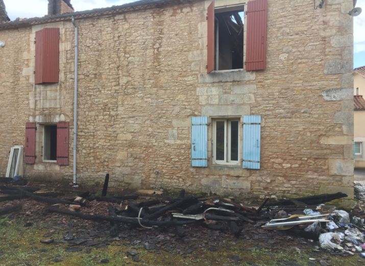 Maison familiale brûlée par la foudre