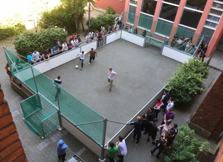 Wir wünschen uns Rasen für unser Soccerfeld