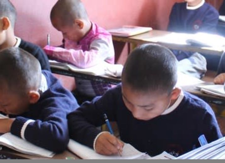 un kit scolaire pour les enfants d'orphan's home au Népal