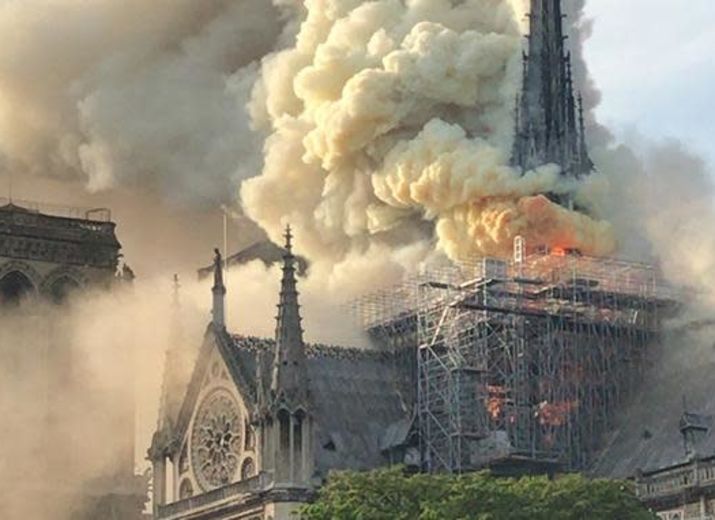 Cagnotte Réparations De Notre Dame De Paris En Proie Aux