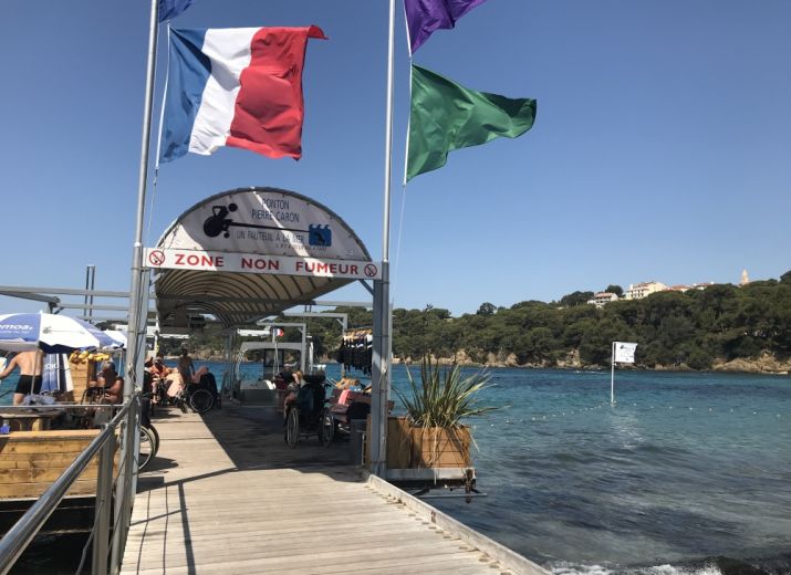 Cagnotte Cagnotte Fauteuil A La Mer Leetchi Com L'association « un fauteuil a la mer » est labellisee (4 handicaps) tourisme & handicap, elle a « pour objectif d'apporter une information fiable, descriptive et objective sur l'accessibilite des sites et equipements touristiques en tenant compte de tous les types de handicaps et de developper une offre. leetchi