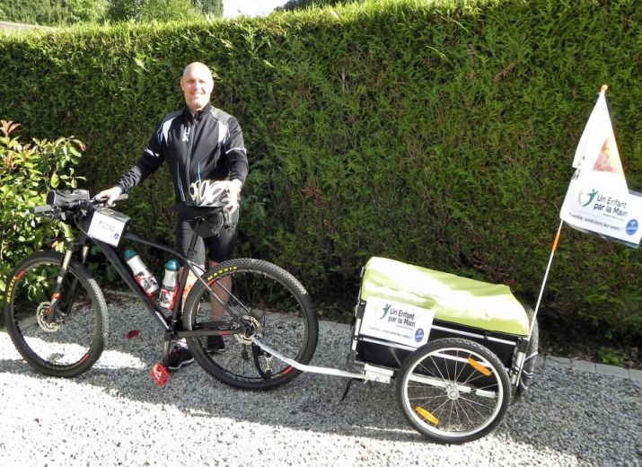 Une vélo francette pour un enfant par la main