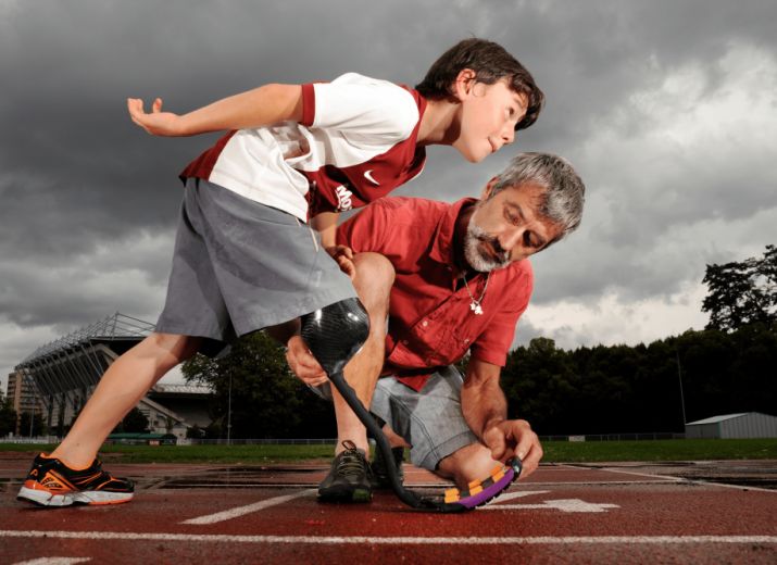 Ensemble pour donner des prothèses aux enfants handicapés