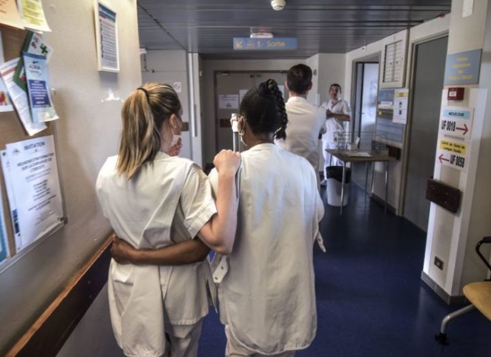 Un buffet pour le personnel soignant de l'hôpital de Châteauroux, avec Les Coureurs de Belle-Isle et le restaurant Jeux2Goûts
