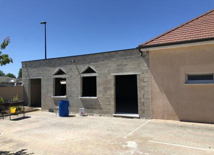 Construction d'une école dans la mosquée d'Is Sur Tille