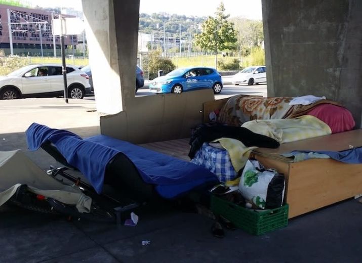 Les familles qui campent sous l'autopont de confluence
