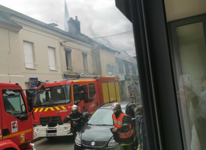 Couple à la rue suite à l'incendie du 25 mars 2021 à Méru