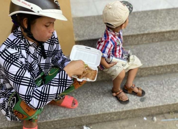 Distribution des repas végétariens avec la Croix Rouge du Vietnam