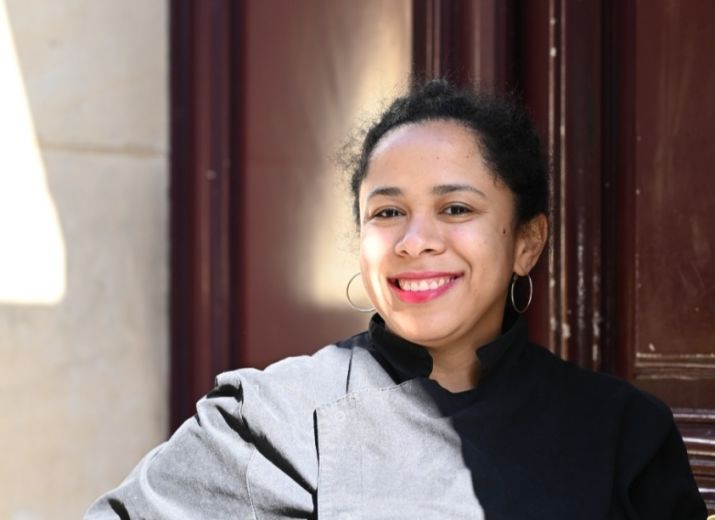 Une apprentie en cuisine