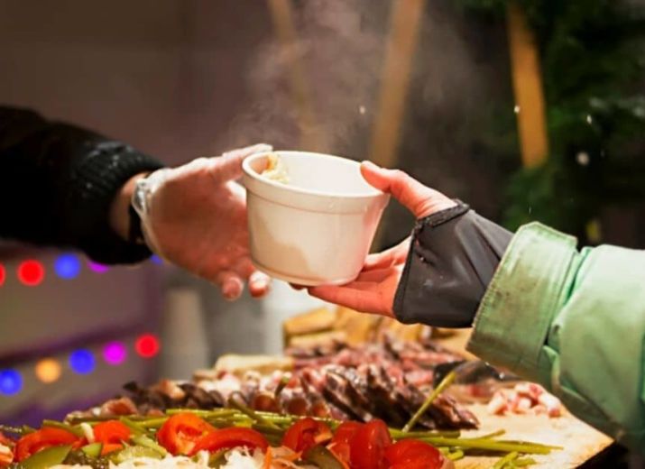 Un repas pour les démunis le soir de Noël