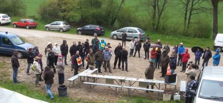 Une image contenant plein air, herbe, véhicule, Véhicule terrestre

Le contenu généré par l’IA peut être incorrect.