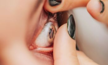 How to put contact lenses in