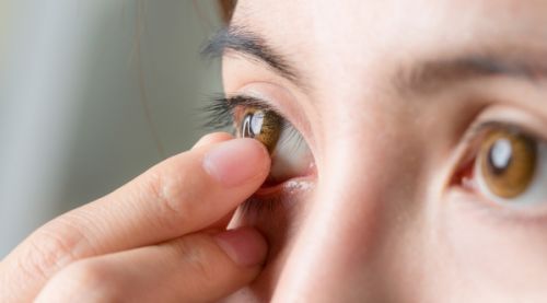 How to remove contact lenses