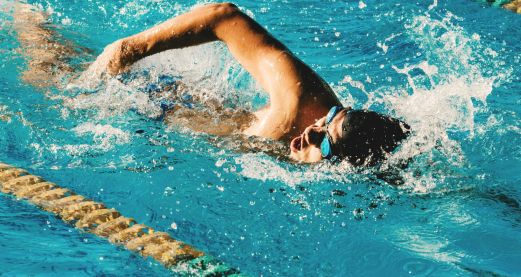 Can you swim with contact lenses?