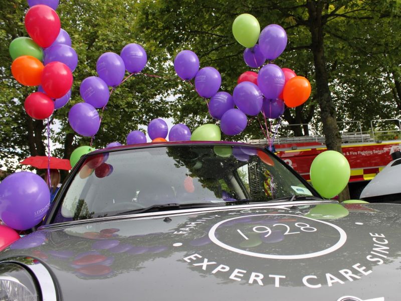 Leightons car at Farnham carnival with balloons