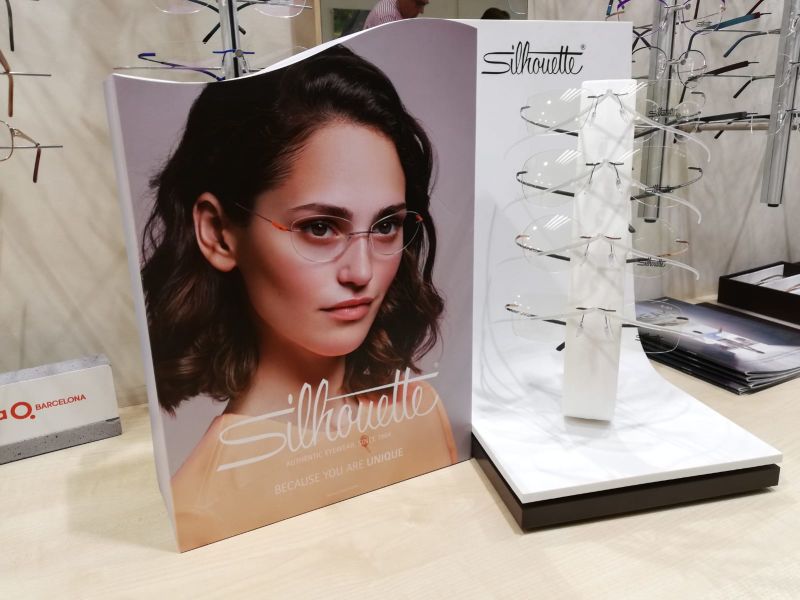 Silhouette glasses stand