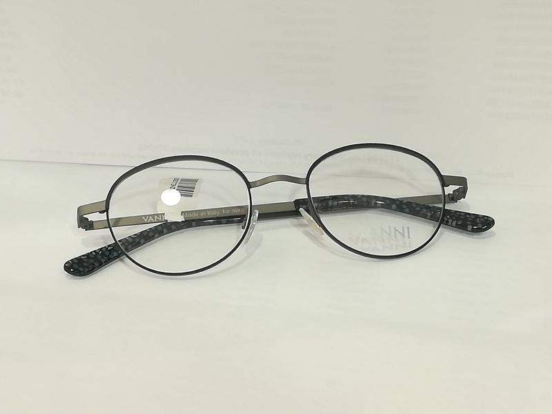 A pair of Vanni glasses.