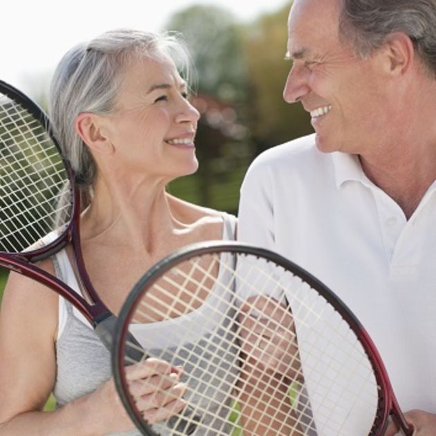 couple playing tennis