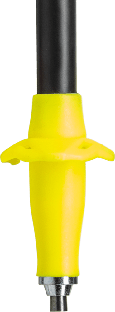 Gelber Kunststoffkorb mit Metallspitze am unteren Ende eines schwarzen Stocks, Nahaufnahme zeigt Schaft, Korb und Spitze.