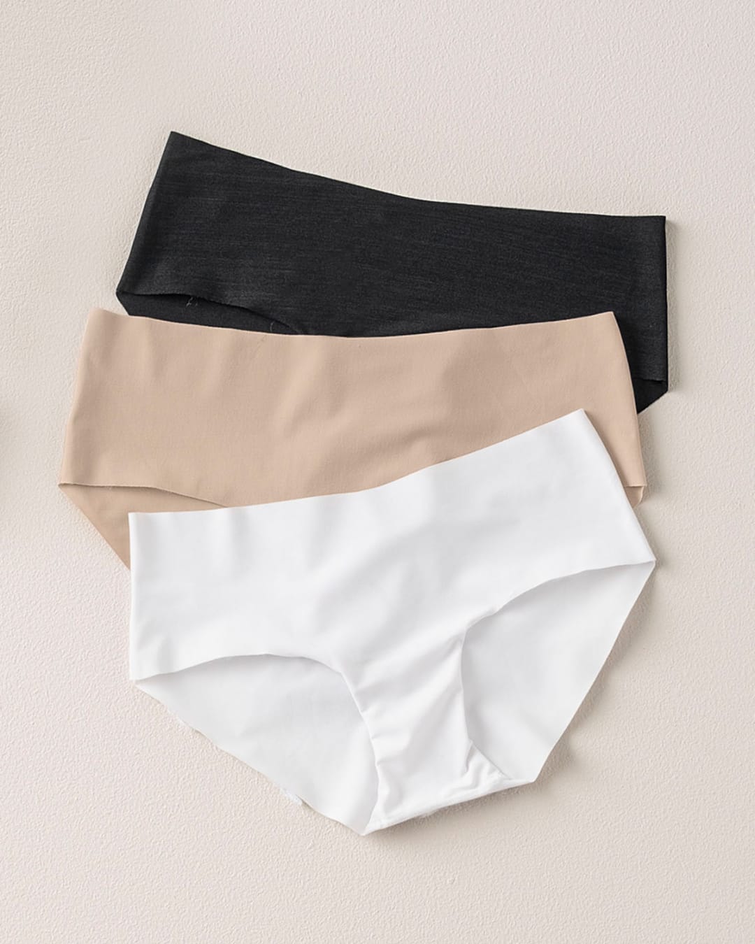 Panty hipster invisible ultraplano sin elásticos y de pocas costuras Panty hipster invisible ultraplano sin elásticos y de pocas costuras