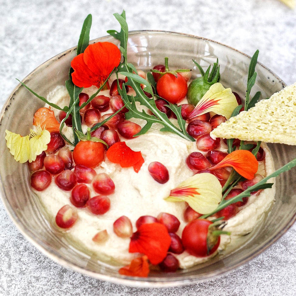 tartine_oignon_houmous_grenade_tomate